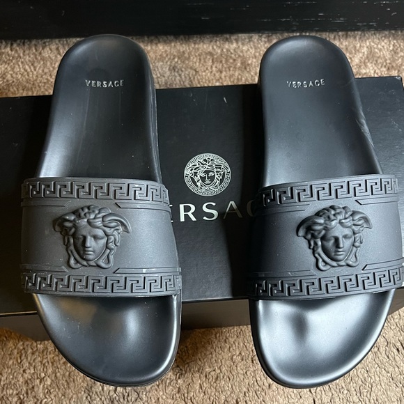 VERSACE PALAZZO POOL SLIDES - Picture 3 of 9